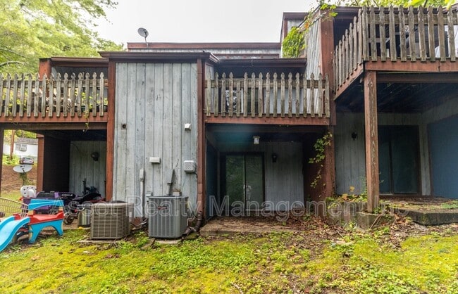 Building Photo - 102 Walnut Ln