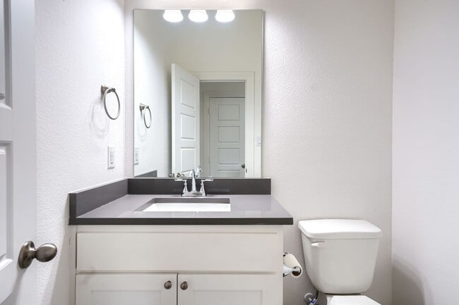 Building Photo - Luxurious Townhome in Frisco!