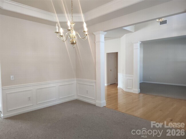 Building Photo - 10804 Fountaingrove Dr