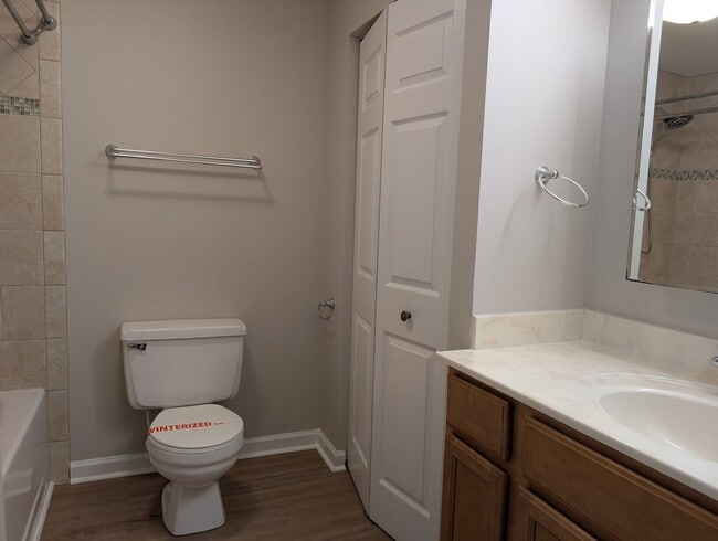 Building Photo - Cozy 2 story, 5 bedroom, 3.5 bathroom hous...