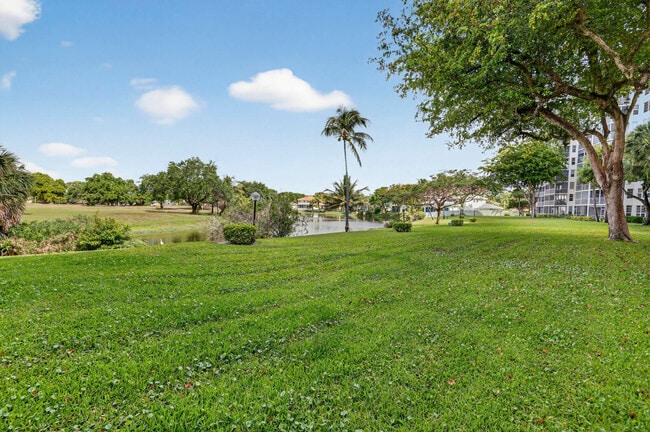 Building Photo - 3499 Oaks Way