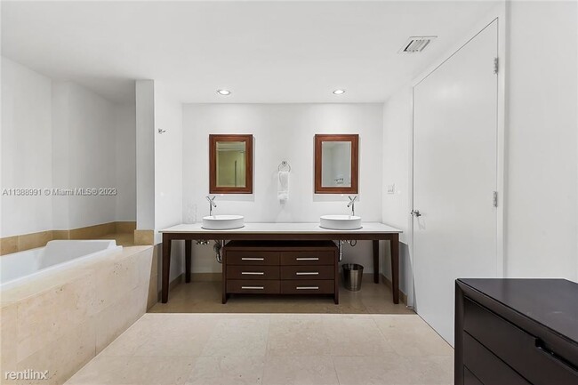 Building Photo - 2 br, 2 bath Condo - 475 Brickell Ave Apt ...