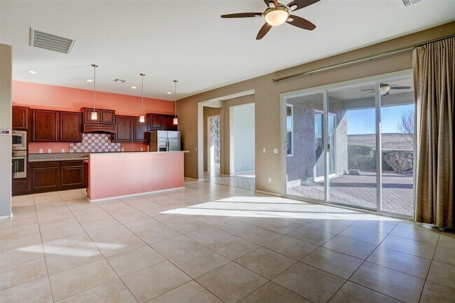 Building Photo - Lower price! Beautiful 2 bed + den, 2 bath Home Located in Quailwood!