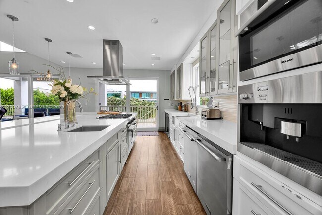 Building Photo - 1076 NE Little River Dr
