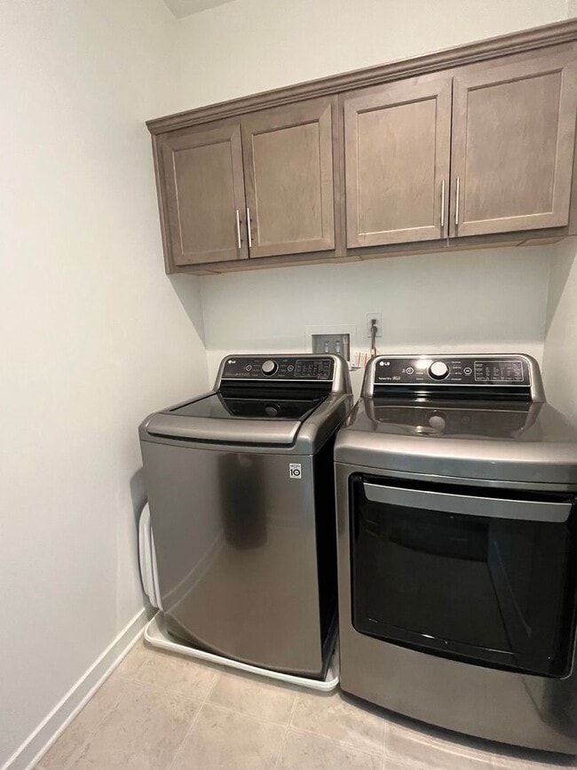 Building Photo - Beautiful Town-Home Bedford Community!