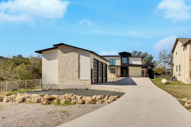 Building Photo - 1304 Minnie Dr