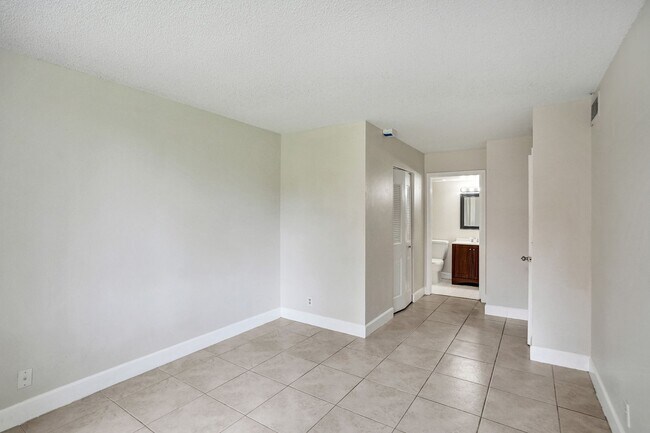 Building Photo - Updated 2 Bed, 2 Bath 1st Floor Condo with Garden Views in Lakes of Jacaranda, Plantation