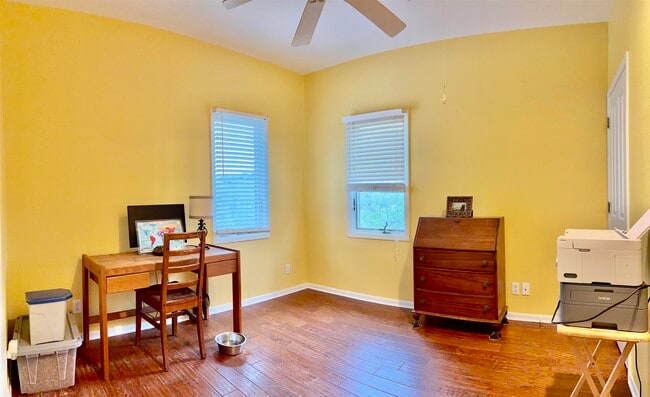 Building Photo - 512 Side Saddle