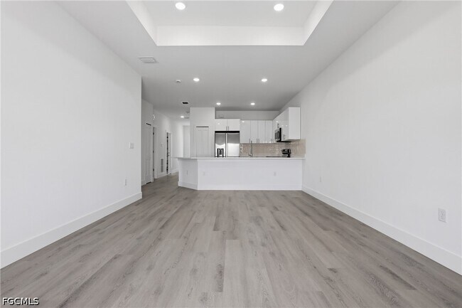 Building Photo - 723 Ivan Ave S