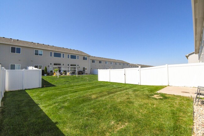 Building Photo - Stylish Townhome in Harrisburg School District – Open Floor Plan & Loft!