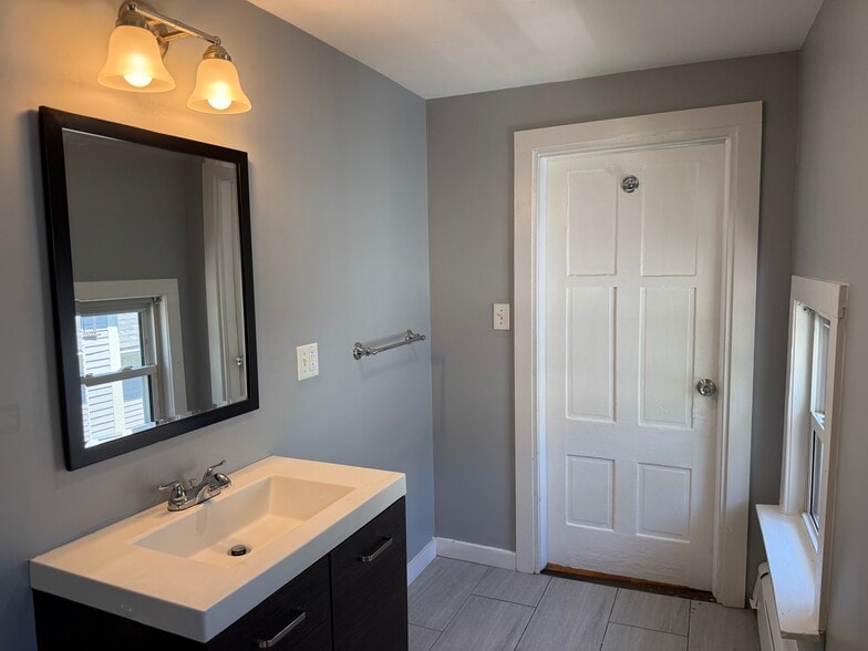 Apt 3: Bathroom - 57 Mozart St