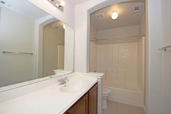 Building Photo - Large Home in Northeast Austin!