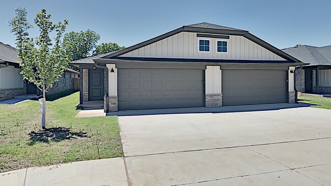 Building Photo - 3 Bedroom 2 Bath Duplex With 2 Car Garage ...