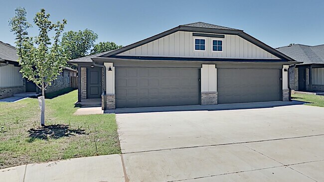 Building Photo - 3 Bedroom 2 Bath Duplex With 2 Car Garage Located Close to the Broadway Extension and 8 minutes f...