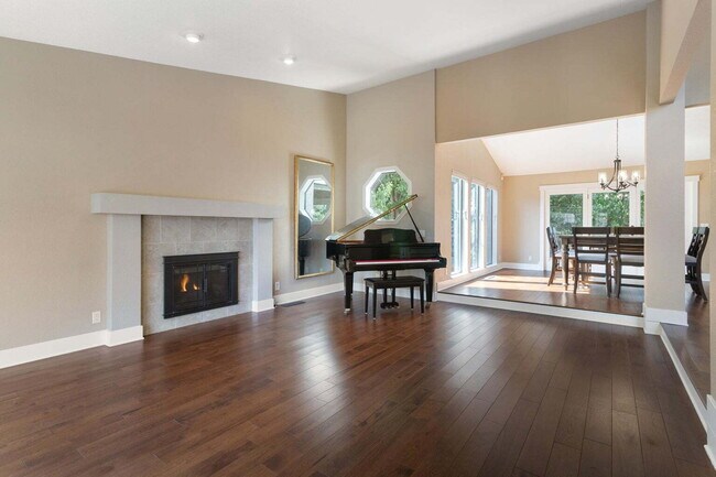 Building Photo - Gorgeous Executive Level Home 4 beds 3 baths close to hospitals and courthouse