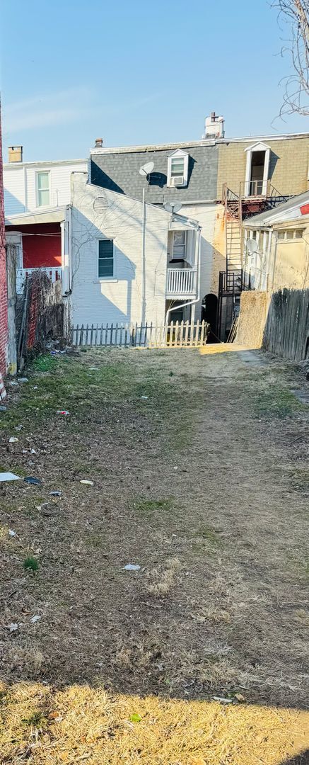 Building Photo - 328 W King St