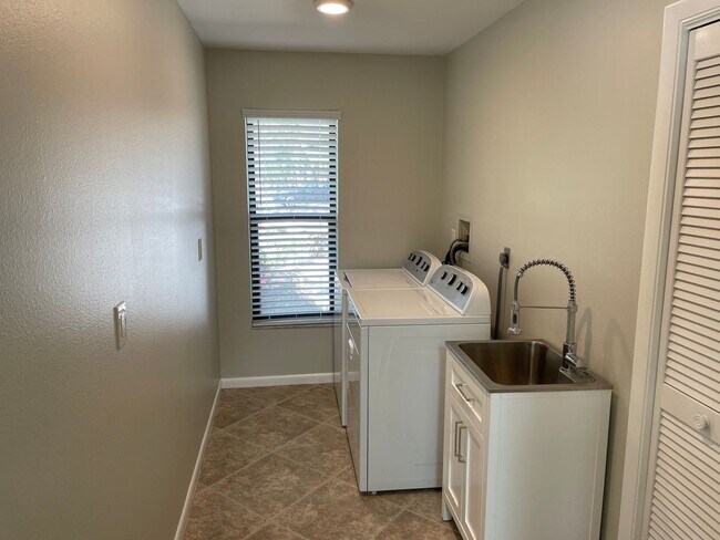 Building Photo - 242 Snyder Dr