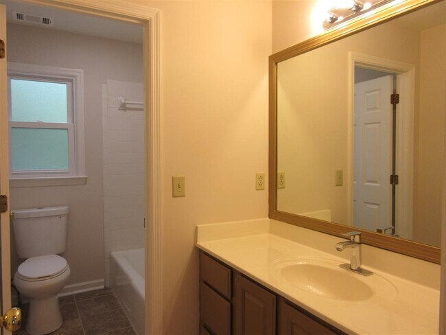 Building Photo - 4635 Villa Chase Dr NE