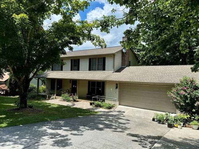 Building Photo - 6 bed/3 1/2 bath.  Pet Friendly