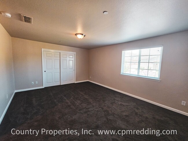 Building Photo - Spacious 5 Bedroom in the Heart of Redding!