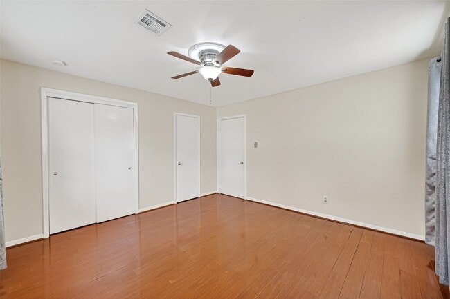 Building Photo - 2319 Blue Willow Dr