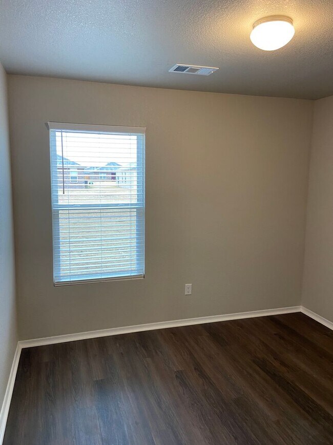 Building Photo - Pre-Leasing Now! Secure This Charming 4-Bedroom, 2-Bath Home in Bridlewood