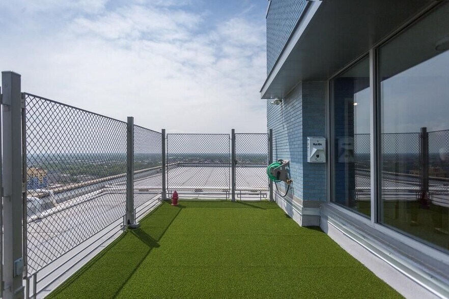 Building Photo - 5650 N Sheridan Rd