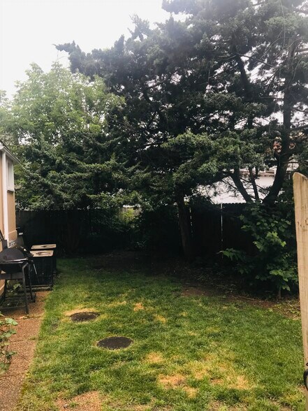 Beautiful backyard to grill and lounge. Right outside of it are the parking spaces. - 517 Hamilton St