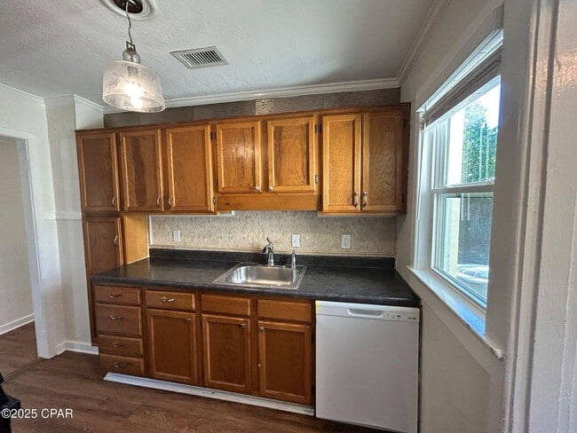 Building Photo - 427 S Macarthur Ave