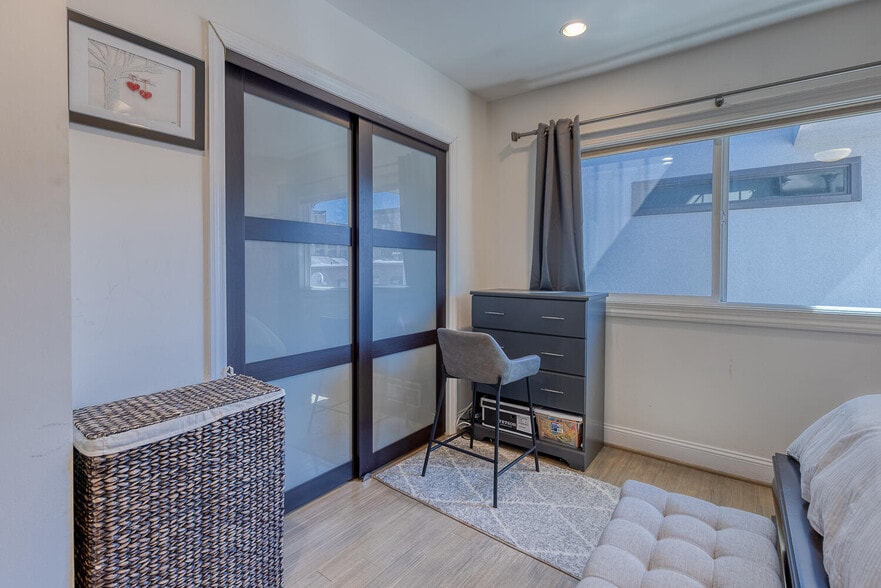 Building Photo - 2713 Ontario Rd NW