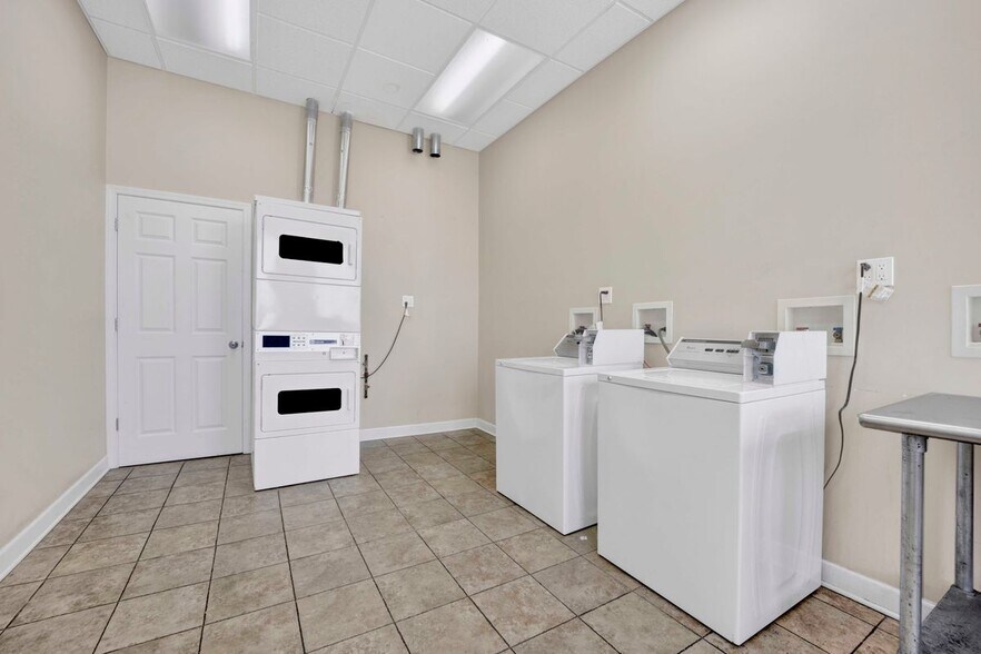 Building Photo - 701 S 5th Ave