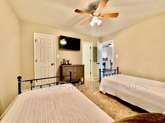 Building Photo - 549 Edgecliff Ln