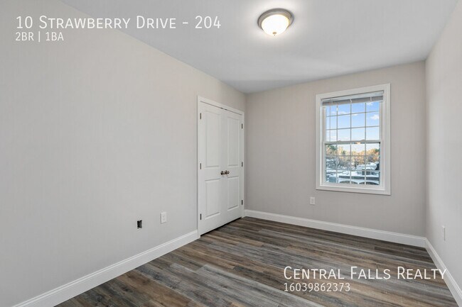 Building Photo - 10 Strawberry Dr