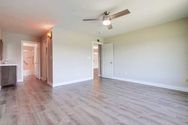 Building Photo - Gorgeous Upper Unit Condo in Fairway Knoll...