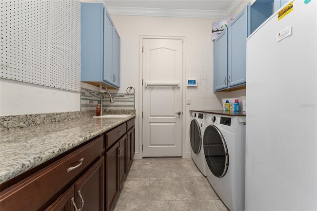 Building Photo - 4904 W Fountainwood Dr