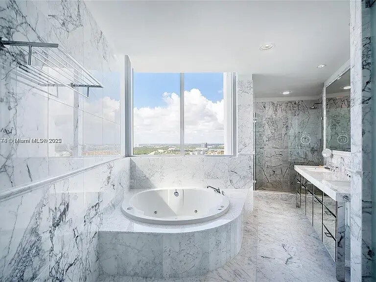 Building Photo - 17475 Collins Ave