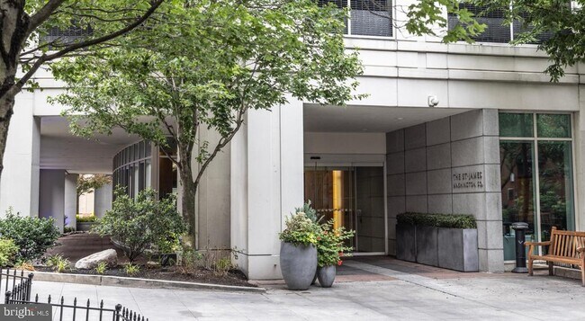 Building Photo - 206 W Washington Square