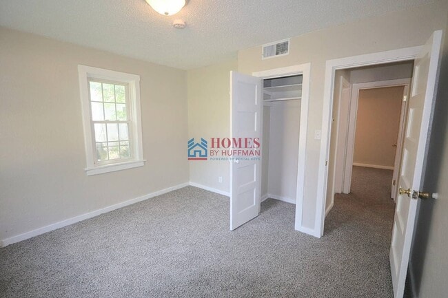 Building Photo - Three bedroom House | Two Bathroom