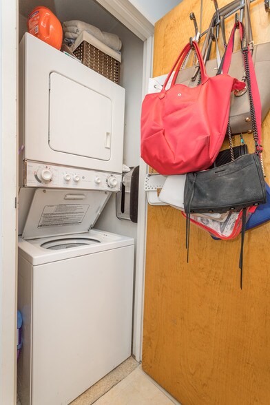 Building Photo - 103 Gainsborough St