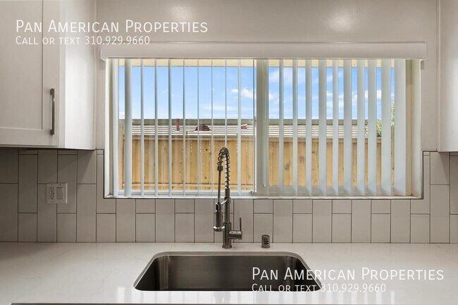 Building Photo - 450 Vista Dr