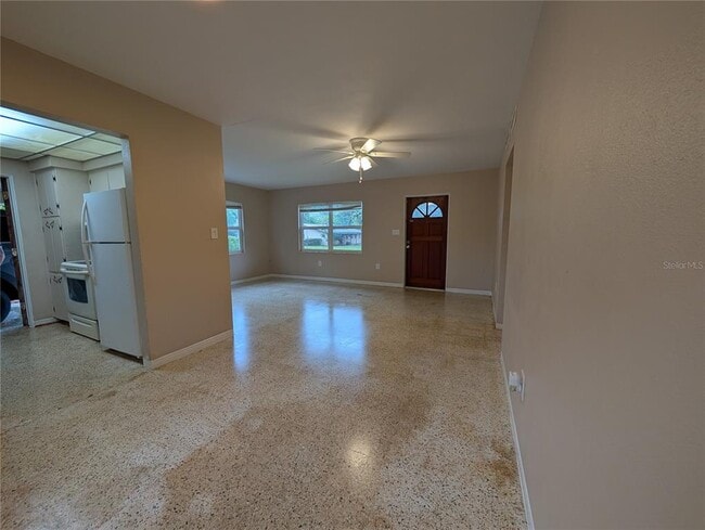 Building Photo - 208 Oakwood Dr