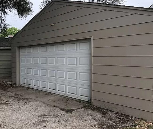Building Photo - 2 Bedroom, 2 Bathroom Home with large garage!