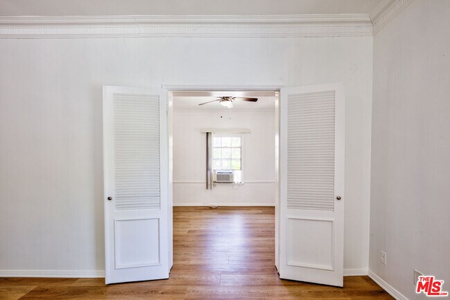 Building Photo - 203 S Doheny Dr