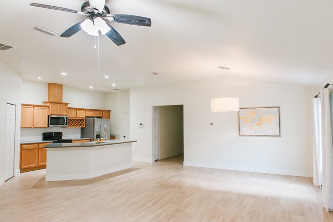Building Photo - 208 Grande Lake Dr