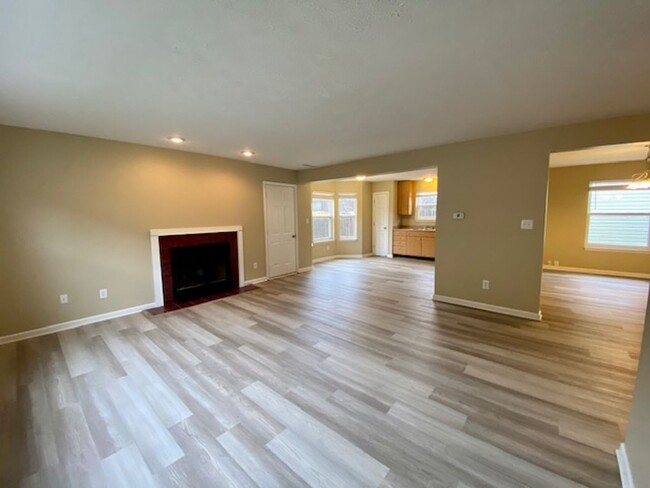 Building Photo - COMING SOON!! Stunning 4 Bedroom 2.5 Bathr...