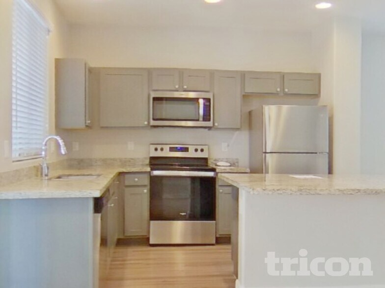 Building Photo - 2638 E Danbury Rd