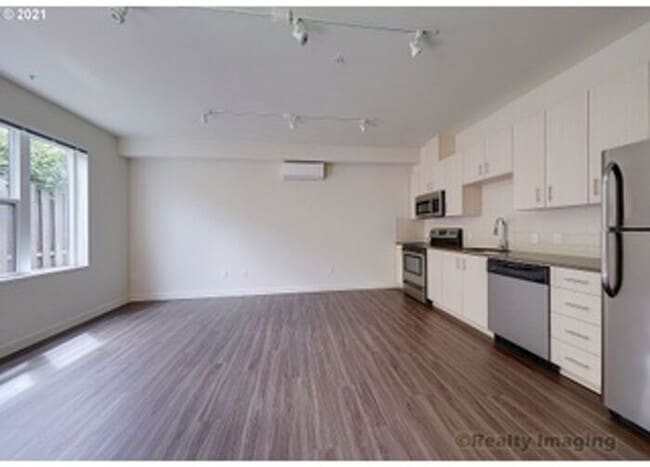 Building Photo - First Floor Front Facing Vibrant Stylish O...