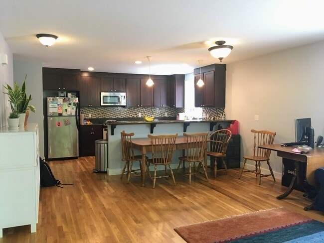 Building Photo - Spacious Townhouse for Rent -- Minutes fro...
