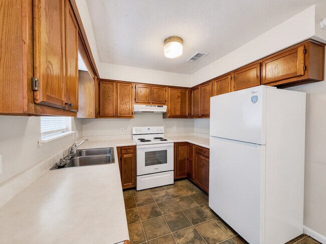 Building Photo - "Charming 2-Bedroom Retreat  in Mary Esther, FL!"