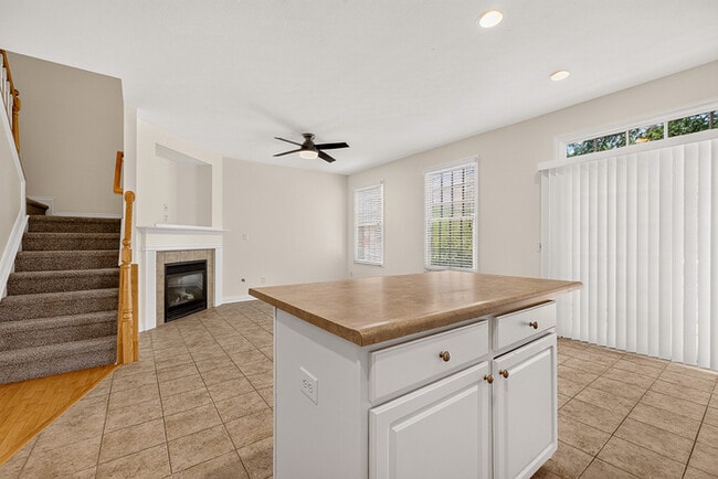 Building Photo - Beautiful 3 Bed Townhome In the Heart Of Village Of West Clay!